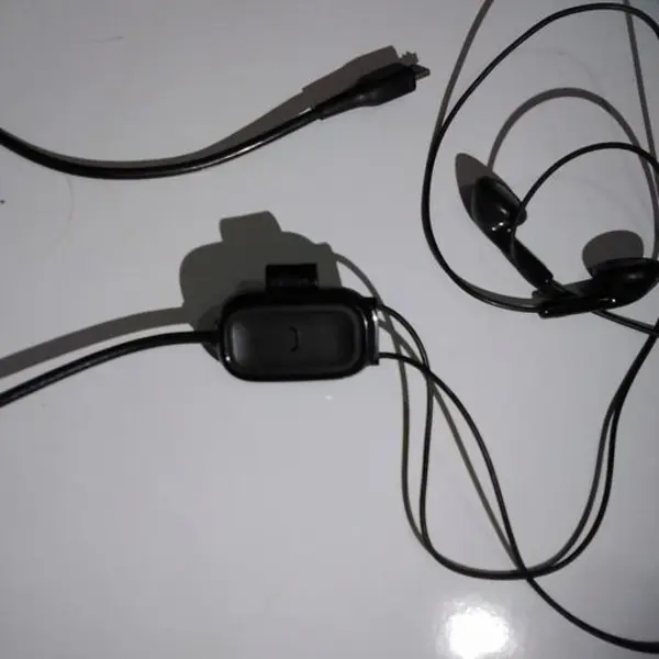 هندزفری سوکت دار نوکیا مدل WH-203 که یکی از نایاب ترین مدل های هندزفری نوکیا می باشد که سوکت micro usb دارد