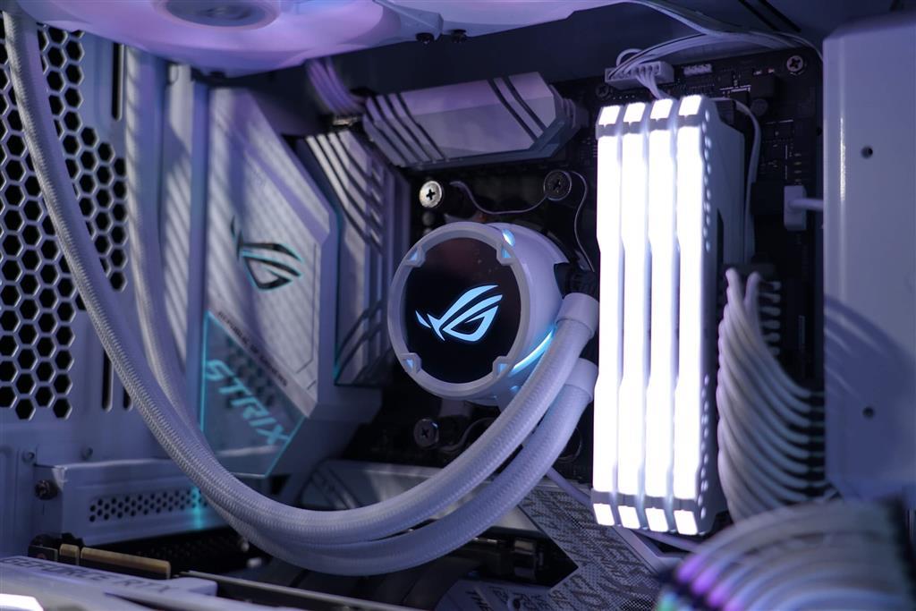 CPU Cooler: Asus ROG Strix LC 240 RGB