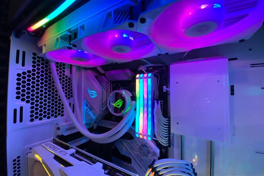 CPU Cooler: Asus ROG Strix LC 240 RGB