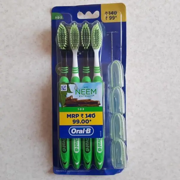 مسواک oral-b حاوی عصاره گیاه NEEM مخصوص دندان و لثه های حساس بسته 4 عددی