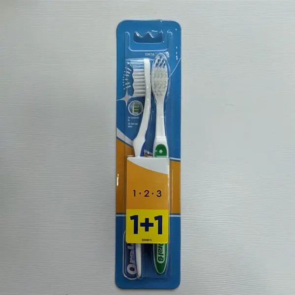 مسواک اورال-بی مدل Shiny Clean با برس متوسط Oral-B Shiny Clean  Medium Toothbrush