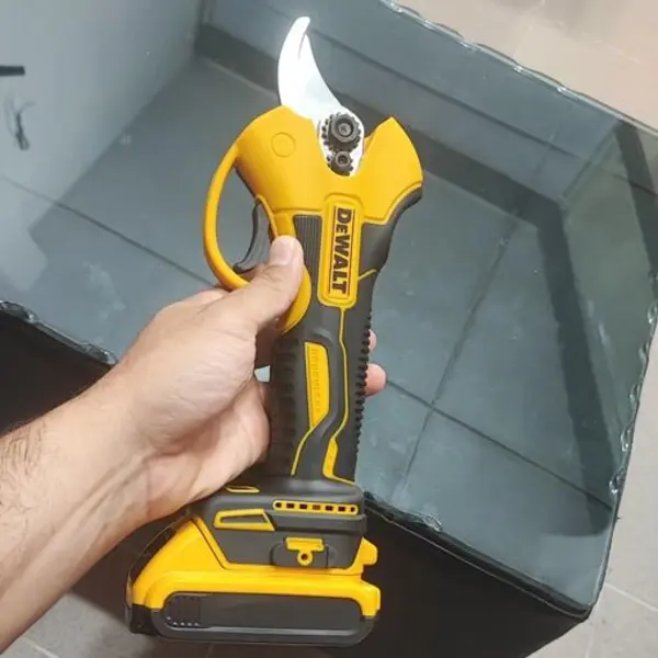 قیچی باغبانی شارژی دیوالت 36 ولت مدل Brushless.36v