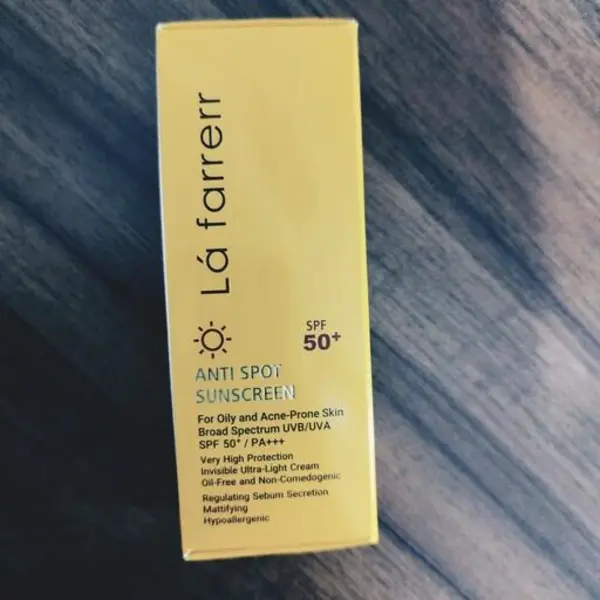 ضدآفتاب و ضدلک بی رنگ لافارر SPF50 مناسب پوست چرب و جوش دار - 2