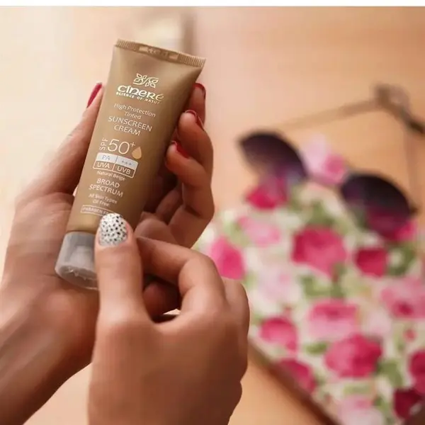 کرم ضد آفتاب مات رنگی سینره مناسب پوست چرب و جوش دار +SPF60 بژ طبیعی 50 میل - 4