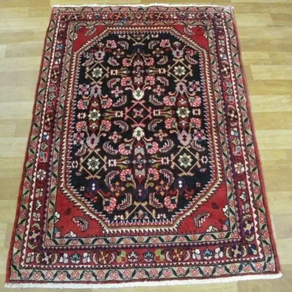 فرش دستباف لیلیان طرح ماهی سراسر سایز ذرع و نیم رنگ زمینه سرمه ای رنگ حاشیه لاکی کد ۴۰۰۲۱ - 2