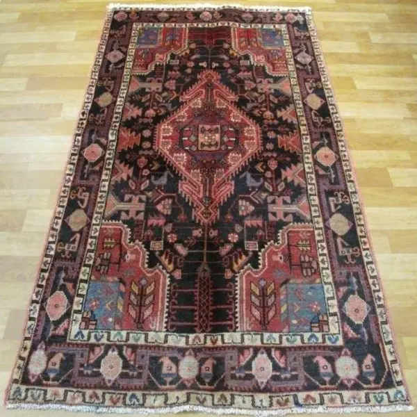 فرش دستباف تویسرکان ۵۰ ساله طرح لچک و ترنج سایز قالیچه رنگ زمینه سرمه ای رنگ حاشیه سرمه ای کد ۳۹۹۷۹ - 2