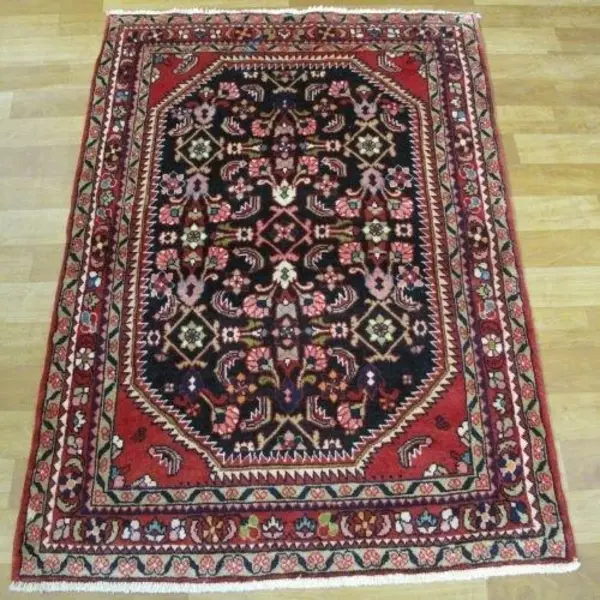 فرش دستباف لیلیان طرح ماهی سراسر سایز ذرع و نیم رنگ زمینه سرمه ای رنگ حاشیه لاکی کد ۴۰۰۲۱ - 3
