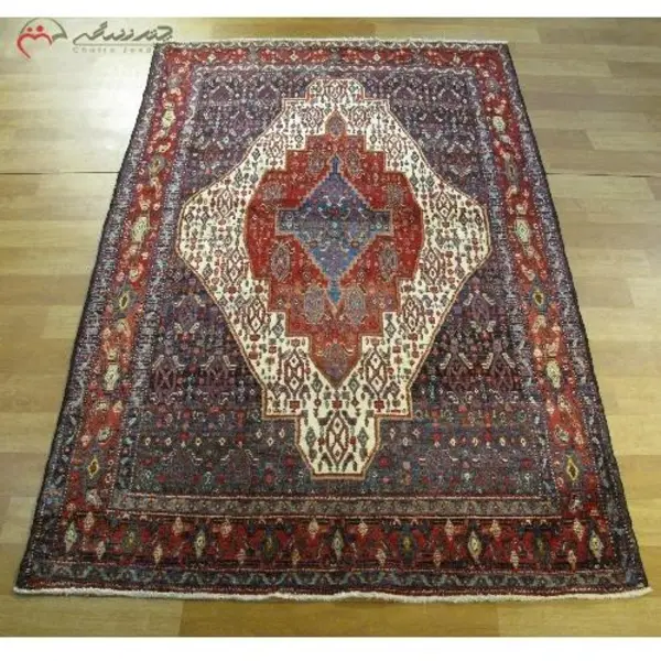 فرش دستباف سنندج طرح لچک و ترنج سایز قالیچه رنگ زمینه کرم رنگ حاشیه لاکی کد ۳۹۸۵۱ - 2