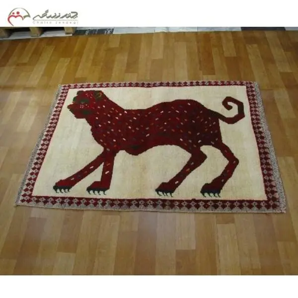 فرش دستباف گبه نوبافت طرح عکس شیر سایز ذرع و نیم رنگ زمینه کرم رنگ حاشیه لاکی کد ۳۹۹۶۶ - 2