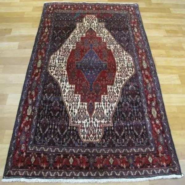 فرش دستباف سنندج طرح لچک و ترنج سایز قالیچه رنگ زمینه کرم رنگ حاشیه لاکی کد ۳۹۸۵۱ - 3