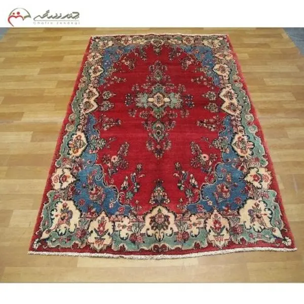 قالیچه دستبافت همدان با زمینه لاکی و حاشیه سبز رنگ و بافته شده با نخ طبیعی کد 39179 - 2