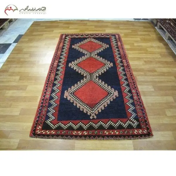 قالیچه ی دستبافت لرستان رنگ زمینه ی سرمه ای و حاشیه های لاکی طرح سه ترنج کد 39859 - 2