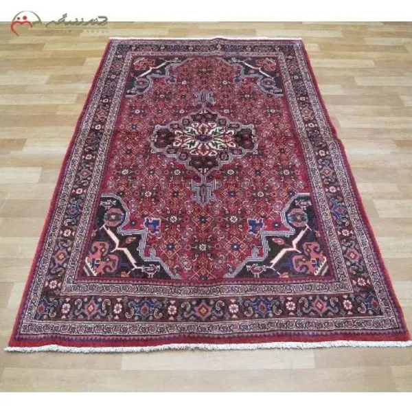 قالیچه ی دستبافت بیجار با رنگ زمینه لاکی و حاشیه سرمه ای، طرح ترنج ماهی با درخشندگی عالی کد 40013 - 2