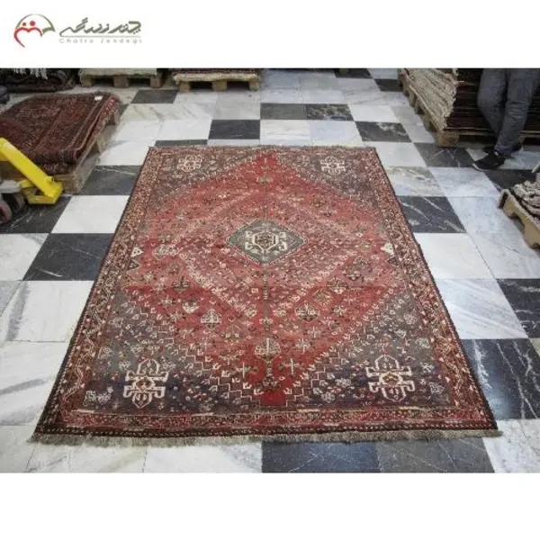 قالیچه ی دستبافت شیراز طرح لچک و ترنج با زمینه ی لاکی و حاشیه های قهوه ای با تقارن رنگ عالی کد 40089 - 2