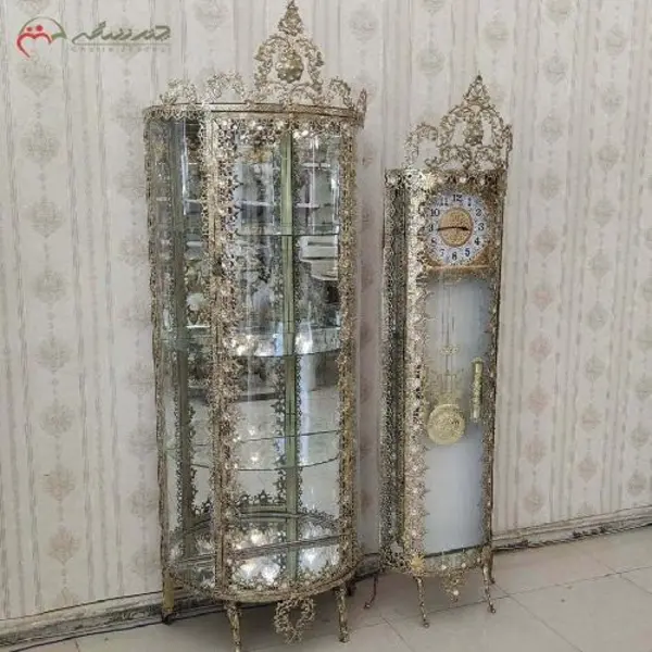ساعت ایستاده با زمینه سفید و بوفه نیم گرد تمام برنزی طرح گل آفتابگردان کد 8006 - 2