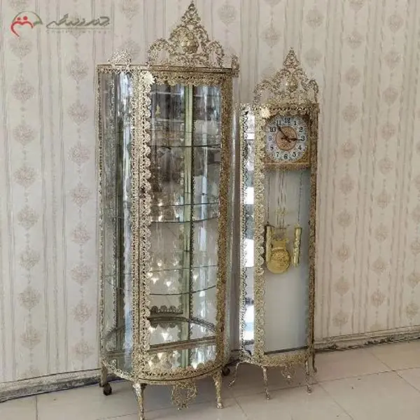 ساعت ایستاده زمینه سفید همراه بوفه سه طبقه تمام برنزی طرح گل رز  کد 8011 - 2