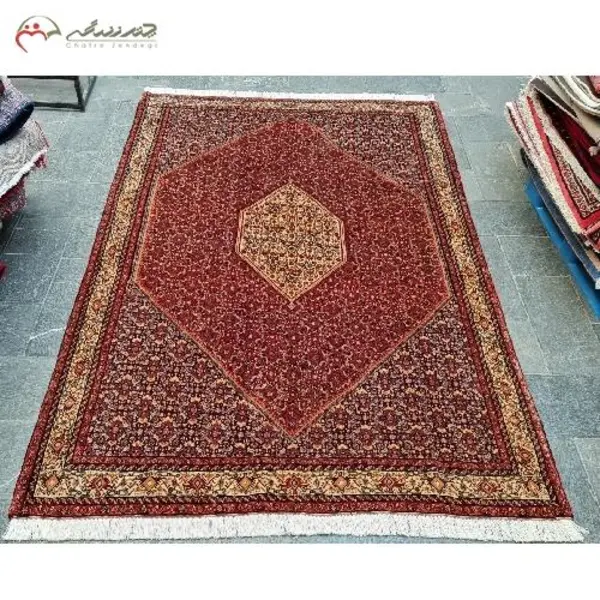 فرش دستباف بیجار طرح ترنجی ماهی سایز قالی رنگ زمینه لاکی رنگ حاشیه کرم کد ۳۹۲۷۲ - 2