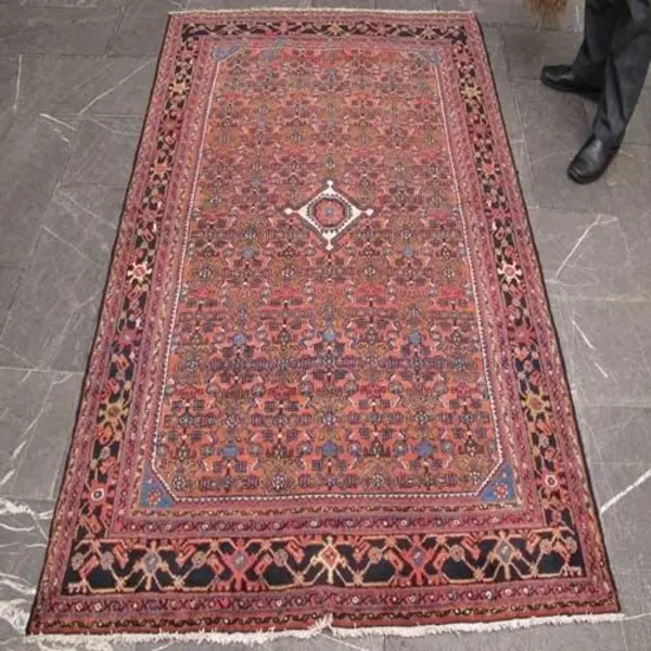 فرش دستباف انجلاس همدان طرح لچک و ترنج سایز قالیچه رنگ زمینه رناسی رنگ حاشیه سرمه ای کد ۳۹۳۴۰ - 3