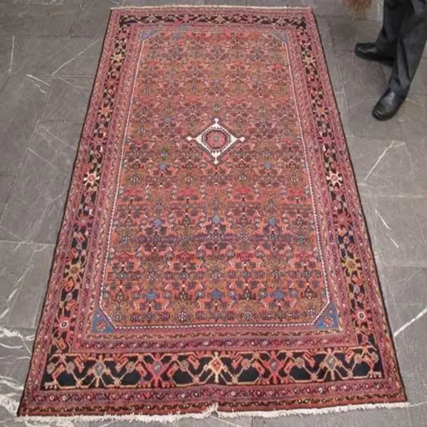 فرش دستباف انجلاس همدان طرح لچک و ترنج سایز قالیچه رنگ زمینه رناسی رنگ حاشیه سرمه ای کد ۳۹۳۴۰ - 2