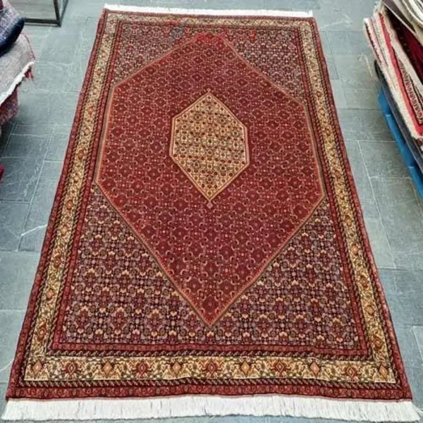 فرش دستباف بیجار طرح ترنجی ماهی سایز قالی رنگ زمینه لاکی رنگ حاشیه کرم کد ۳۹۲۷۲ - 3