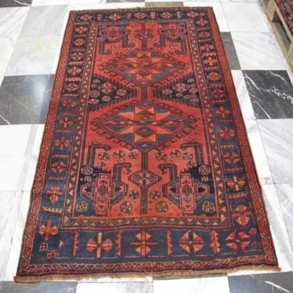 فرش دستباف لری طرح ۲ ترنج سایز قالیچه رنگ زمینه لاکی رنگ حاشیه سرمه ای کد ۳۹۱۴۱ - 3