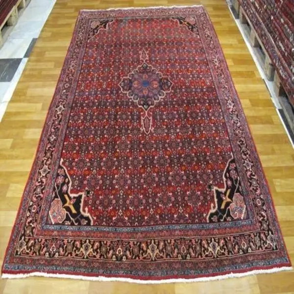 فرش دستباف بیجار طرح لچک و ترنج سایز قالی رنگ زمینه لاکی رنگ حاشیه سرمه ای کد ۳۹۴۵۲ - 2
