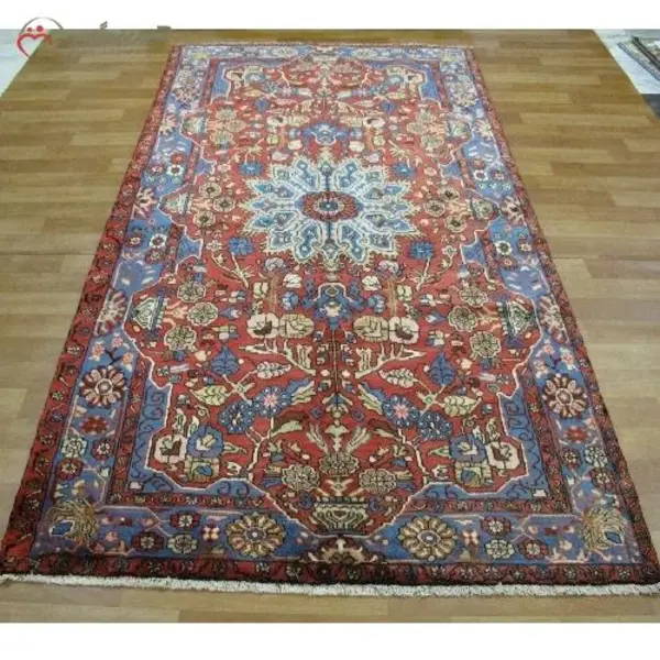 فرش دستبافت همدان سایز میانه، رنگ زمینه لاکی و حاشیه آبی، طرح لچک و ترنج کد 40039 - 2