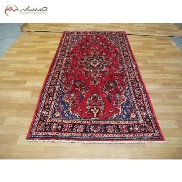 فرش دستبافت همدان با زمینه ی لاکی و حاشیه های کرم با نقشه ی لچک و ترنج، کد 40078 - 2