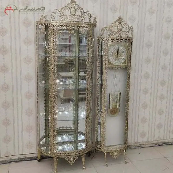 ست بوفه سه طبقه تاج دار و ساعت ایستاده زمینه سفید برنزی، تولید شده با رنگ درجه یک کد 8009 - 2